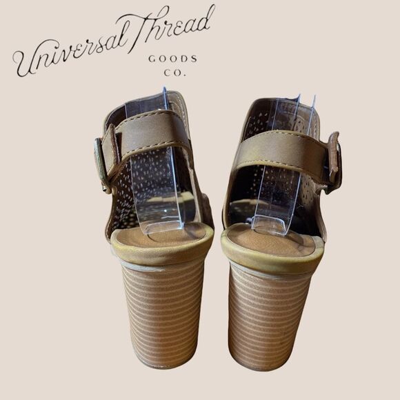 Universal Thread Tan Perforated Sandals 8.5 - Picture 4 of 5